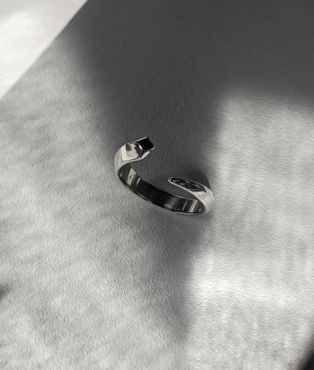 Facet Silver Open Twist Ring - laconicfinejewellery
